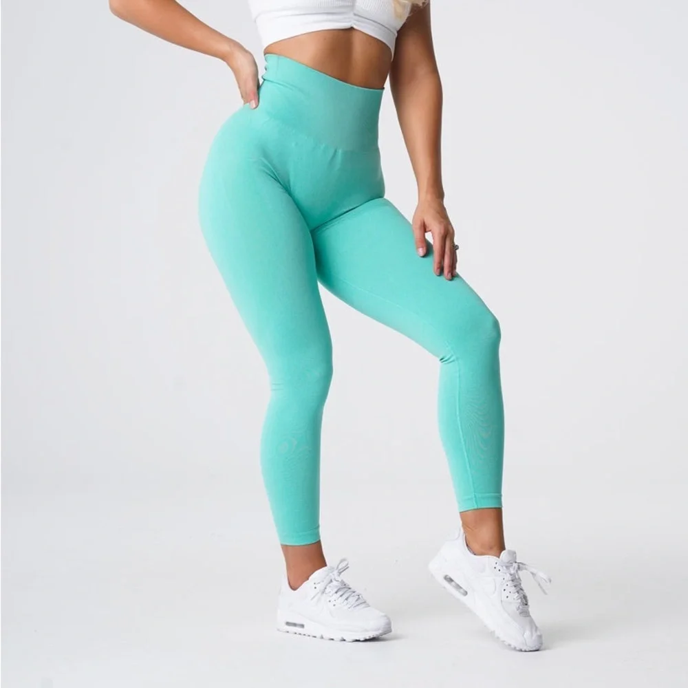 NVGTN NWT Bright Teal Green Seamless Leggings - Size Medium - Picture 1 of 11